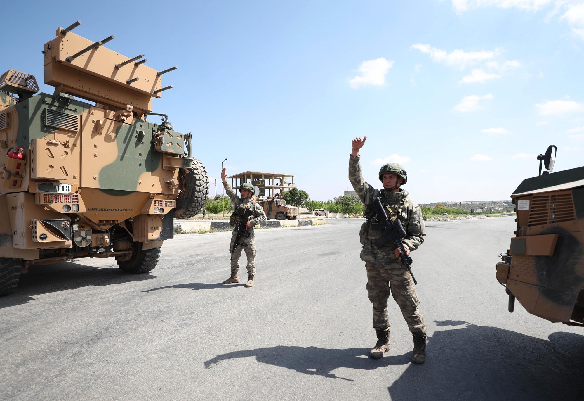 militer-rusia-dan-turki-patroli-gabungan-di-idlib-suriah_20200508_010257.jpg