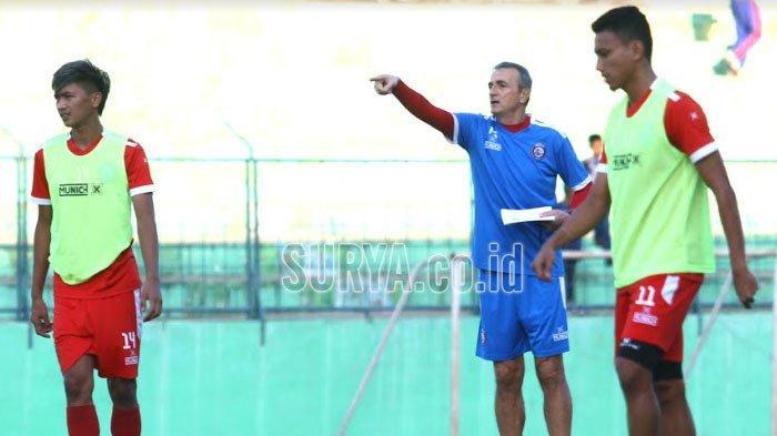 milomir-seslija-memberikan-instruksi-pada-pemain-dalam-latihan-arema-fc.jpg