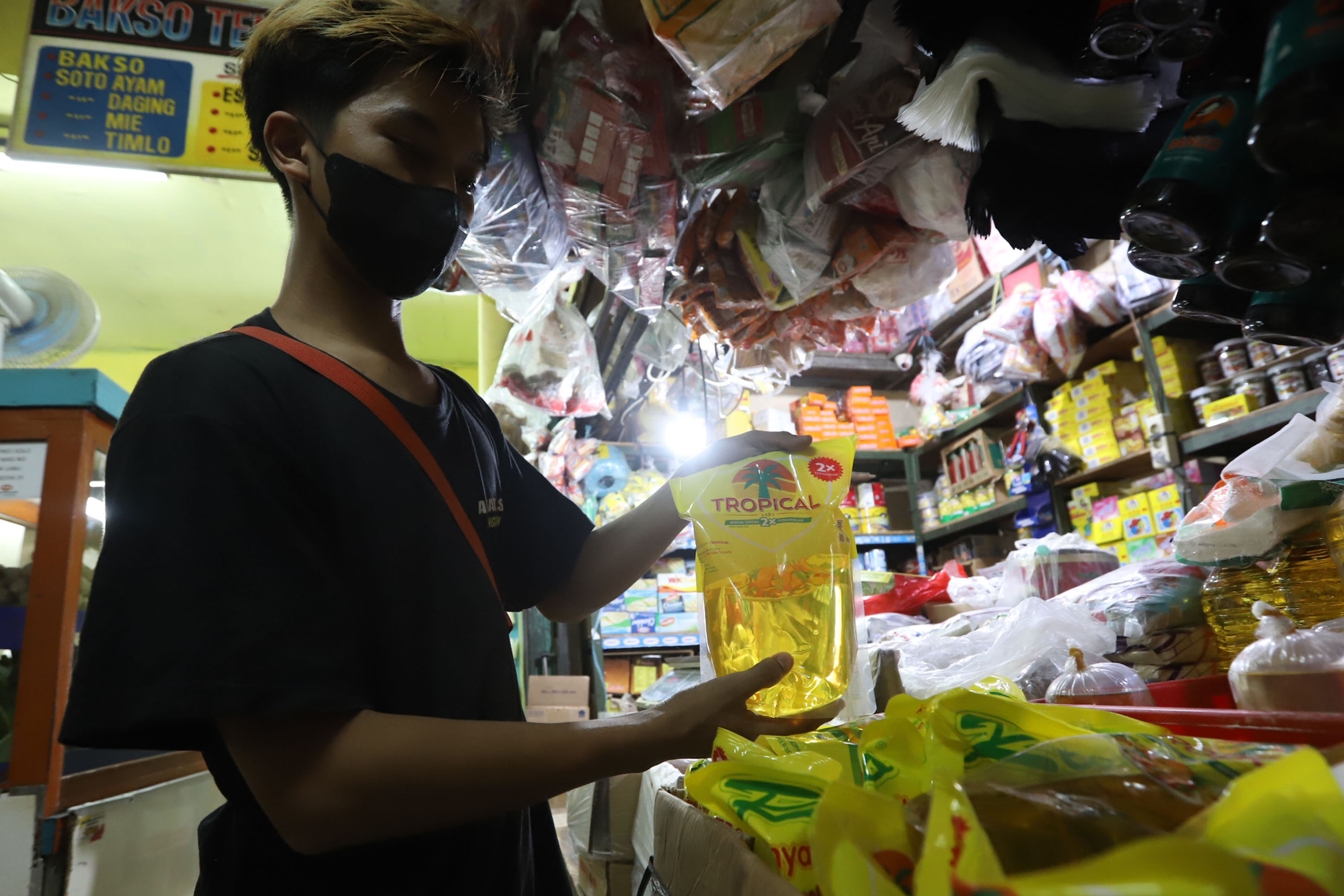 minyak-goreng-di-pasar-belum-satu-harga_20220126_202950.jpg