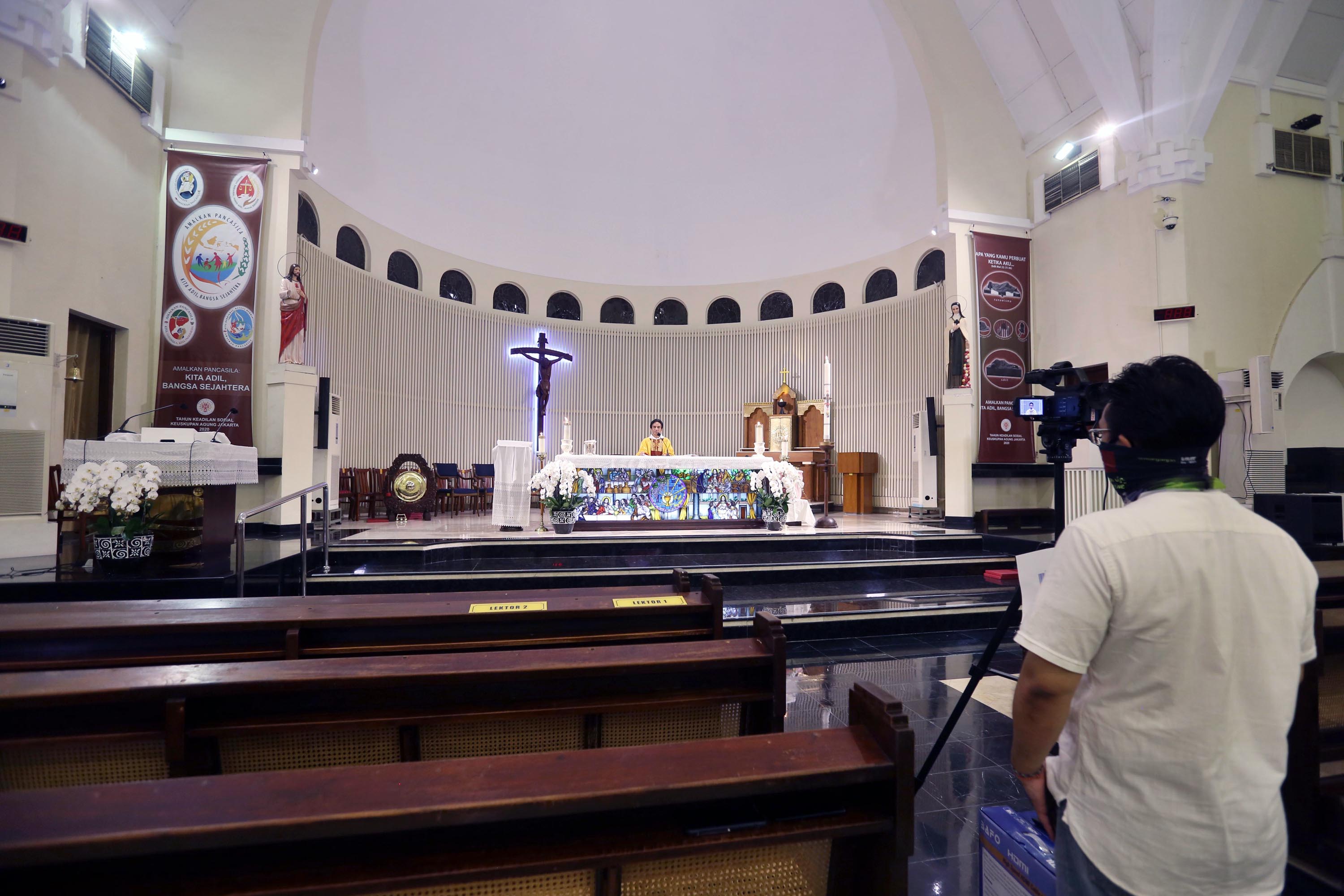 misa-online-malam-paskah-di-gereja-santa-theresia-jakarta_20200411_205522.jpg