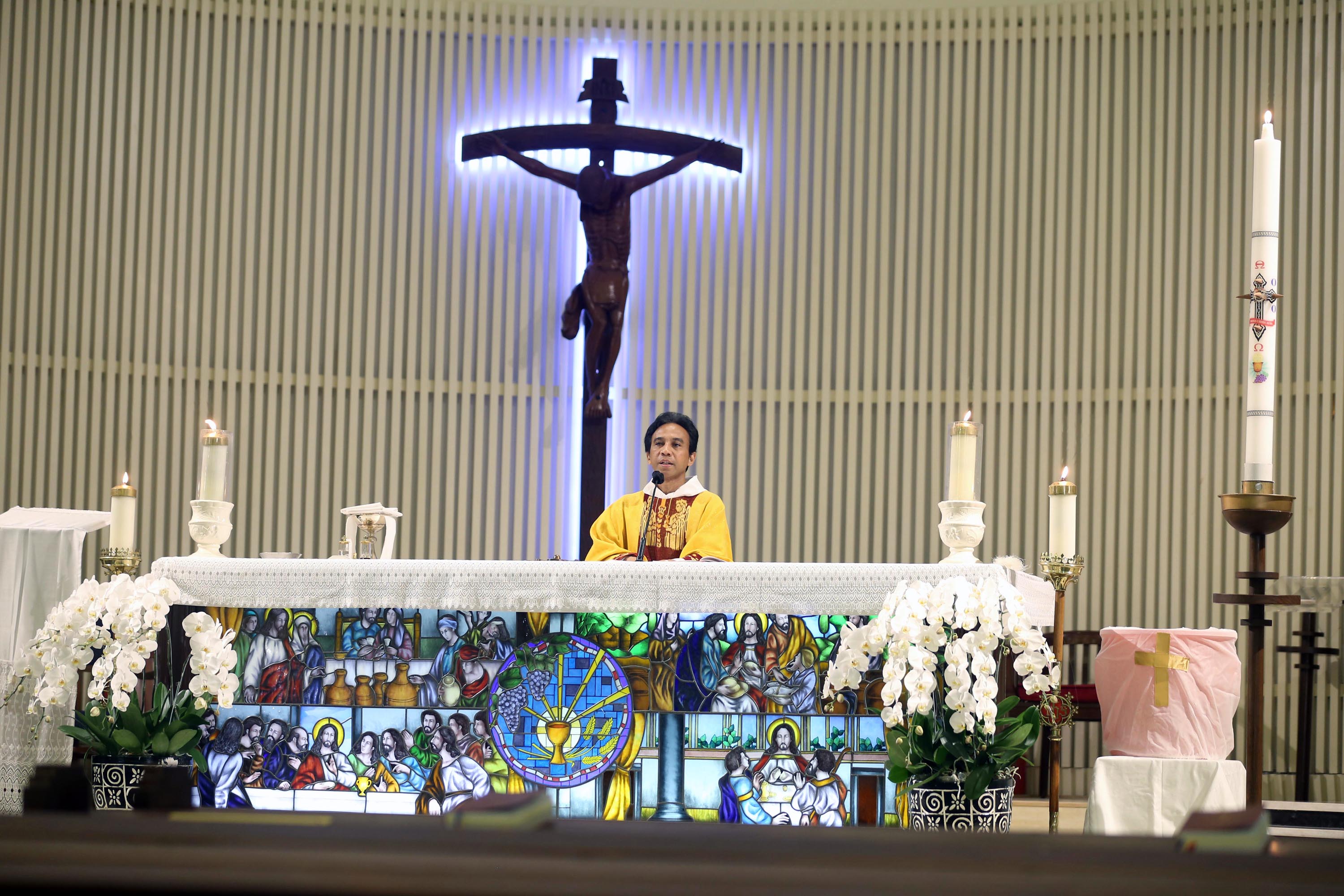 misa-online-malam-paskah-di-gereja-santa-theresia-jakarta_20200411_205647.jpg