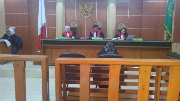Misriati Menangis Saat Hakim Vonis 10 Tahun Penjara dan Denda Rp 1 Miliar