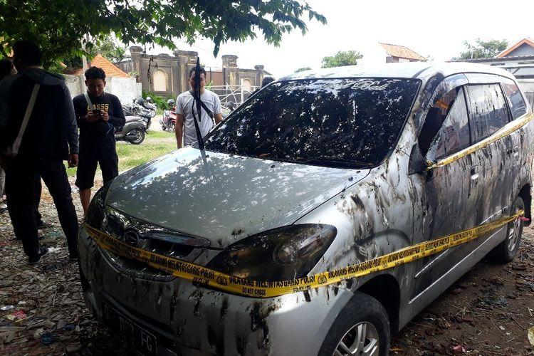 mobil-daihatsu-xenia-dibakar-di-parkiran-oleh-pelaku-minggu-286.jpg