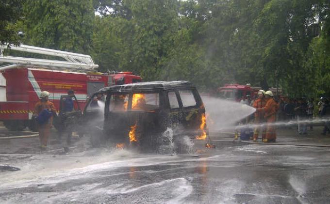 mobil-daihatsu-zebra-yang-terbakar-di-samping-mabes-polri_20150204_155922.jpg
