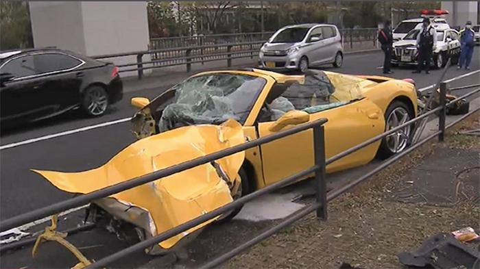 mobil-ferrai-ringsek-di-tokyo.jpg