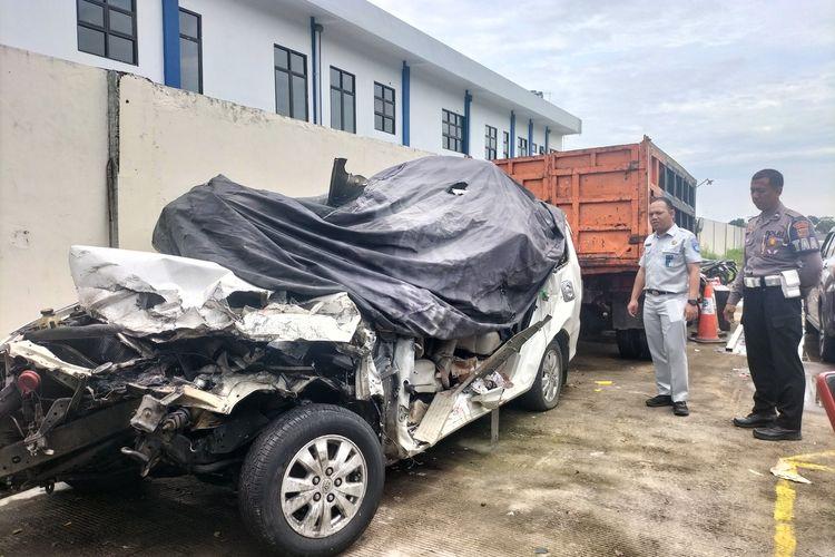mobil-innova-kecelakaan-di-tol-solo.jpg