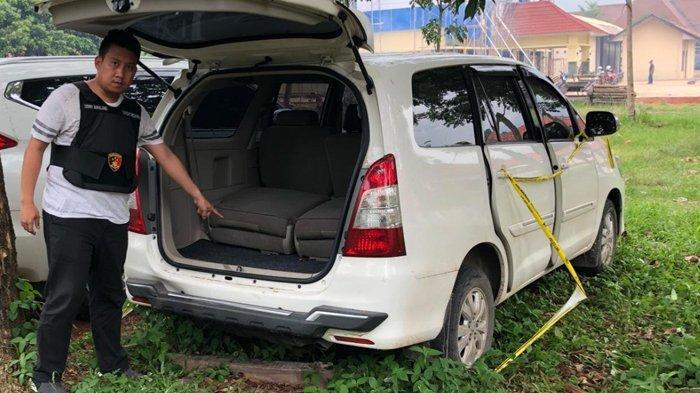 mobil-innova-putih-milik-abdullah-fithri-setiawan-alias-dufi.jpg