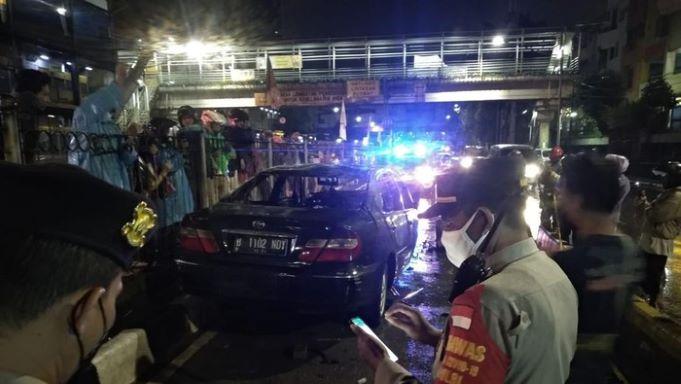 mobil-laka-dan-terbakar-di-senen.jpg