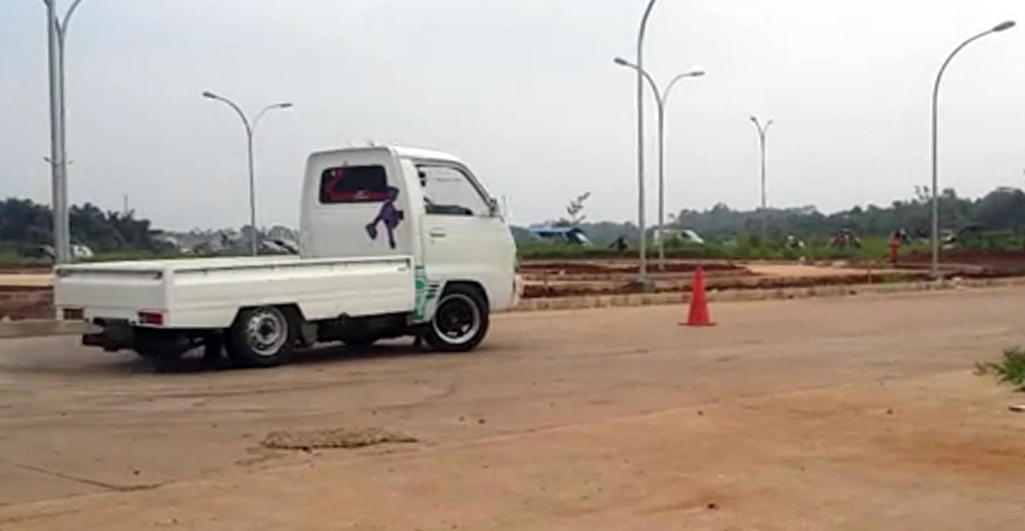 Ini Aksi Rolet Mobil Losbak Di Halaman Gor Pakansari Bogor