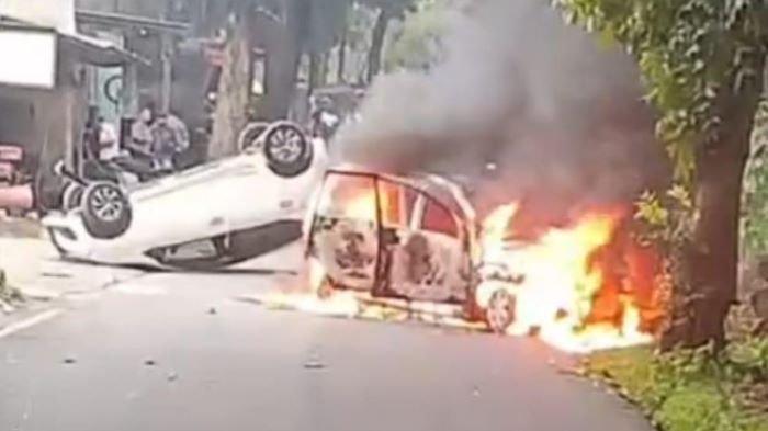 mobil-polisi-dibakar-jkf.jpg