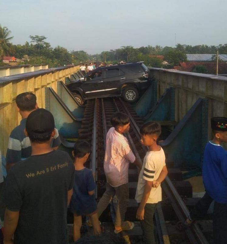 Geger Mobil SUV Sengaja Masuk Rel Kereta di Banyumas, Semua Penumpang Selamat