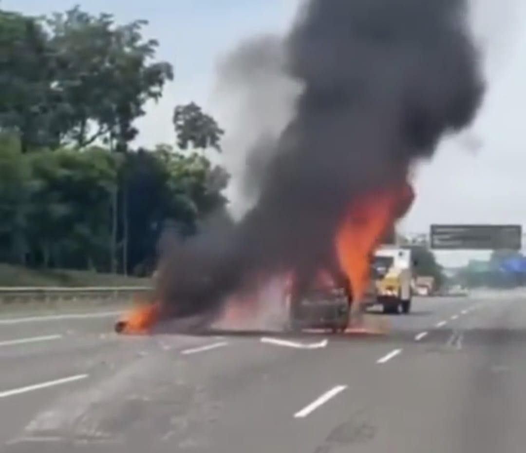 mobil-terbakar-di-cikampek-11.jpg