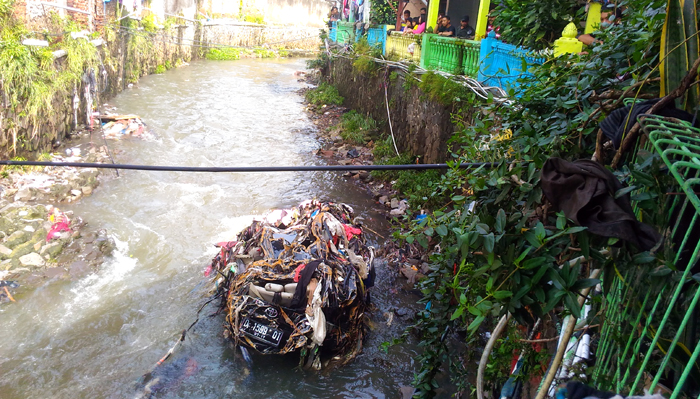 mobil-terdampar-di-sungai-citepus_20161110_102322.jpg