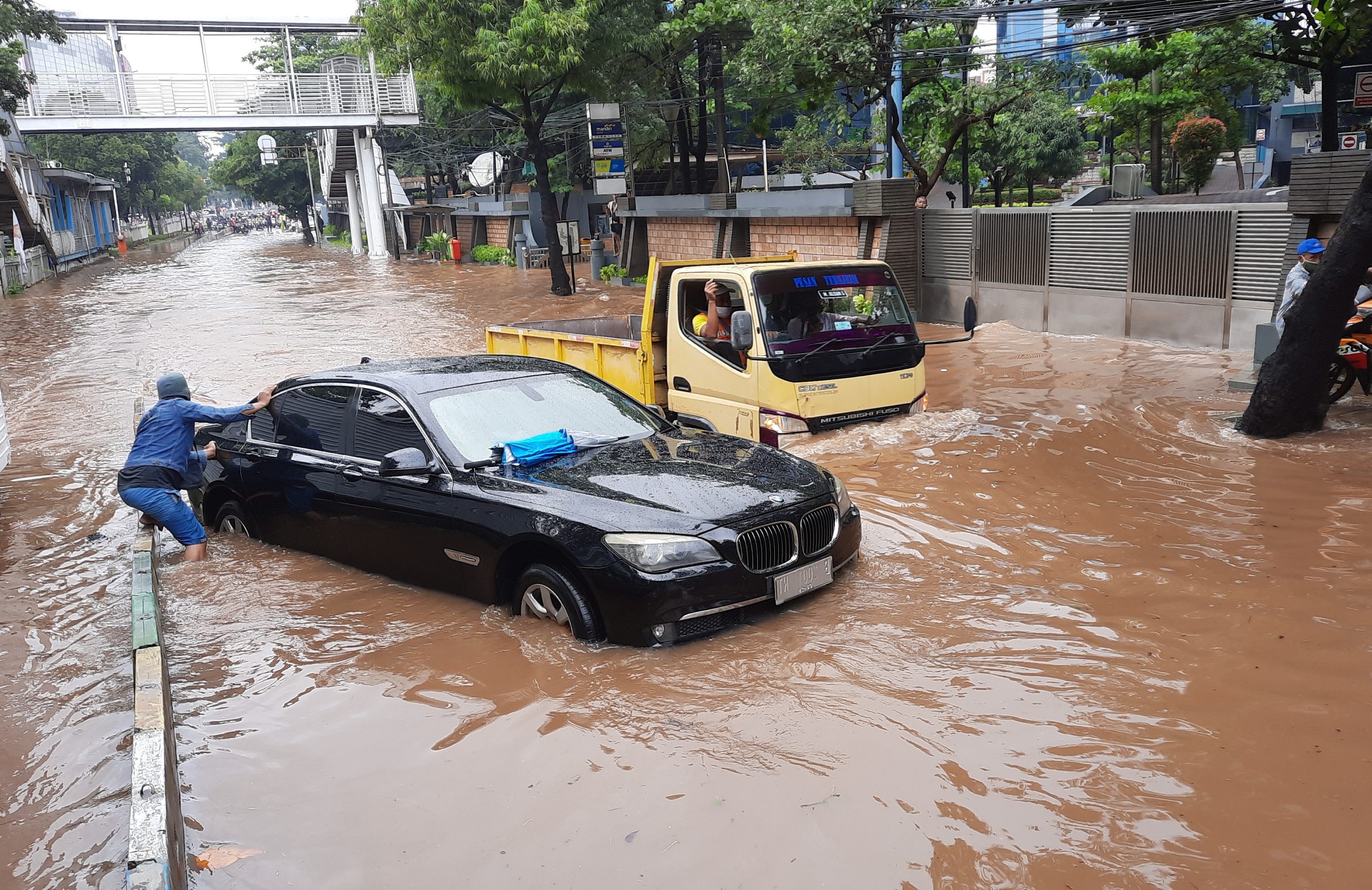mobil-terendam-banjir-di-buncin-raya-jakarta_20210222_114204.jpg