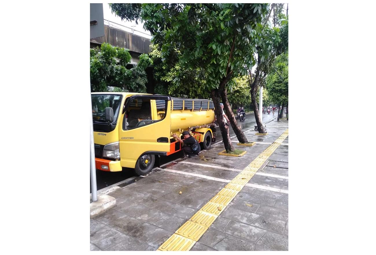 mobil-tinja-buang-sembarangan.jpg