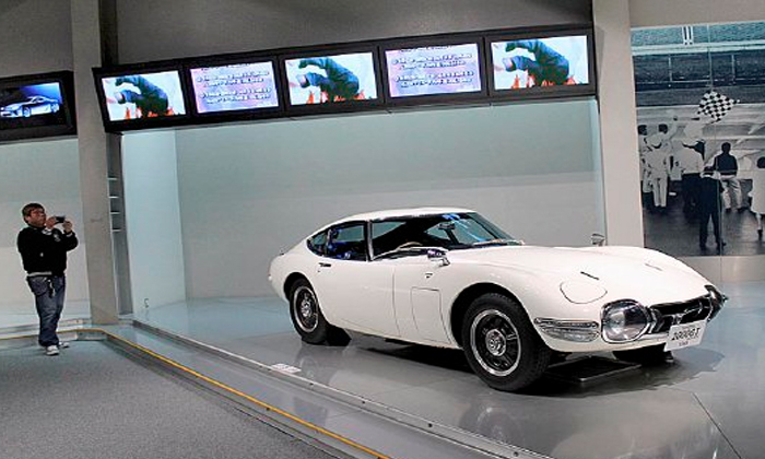 mobil-toyota-2000gt-yang-digunakan-james-bond-dalam-film-you-only-live-twice-1967_20150401_174306.jpg