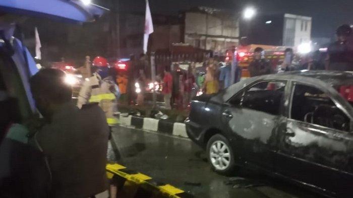 mobil-toyota-camry-terbakar-di-senen-3.jpg