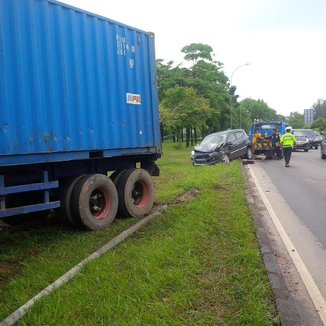 mobil-truk-pembawa-kontener-hilang-kendali_20170412_194911.jpg