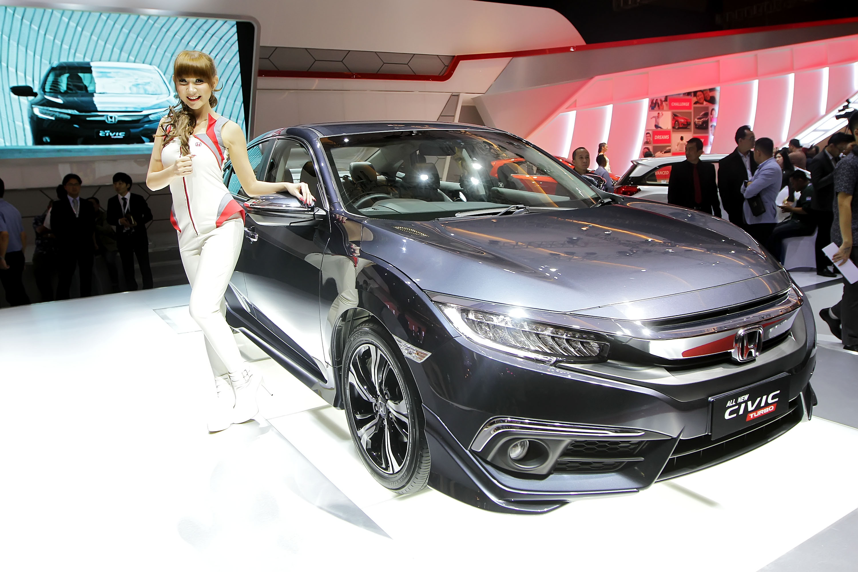 model-seksi-tawarkan-honda-all-new-civic-di-pameran-iims-2016_20160408_130856.jpg