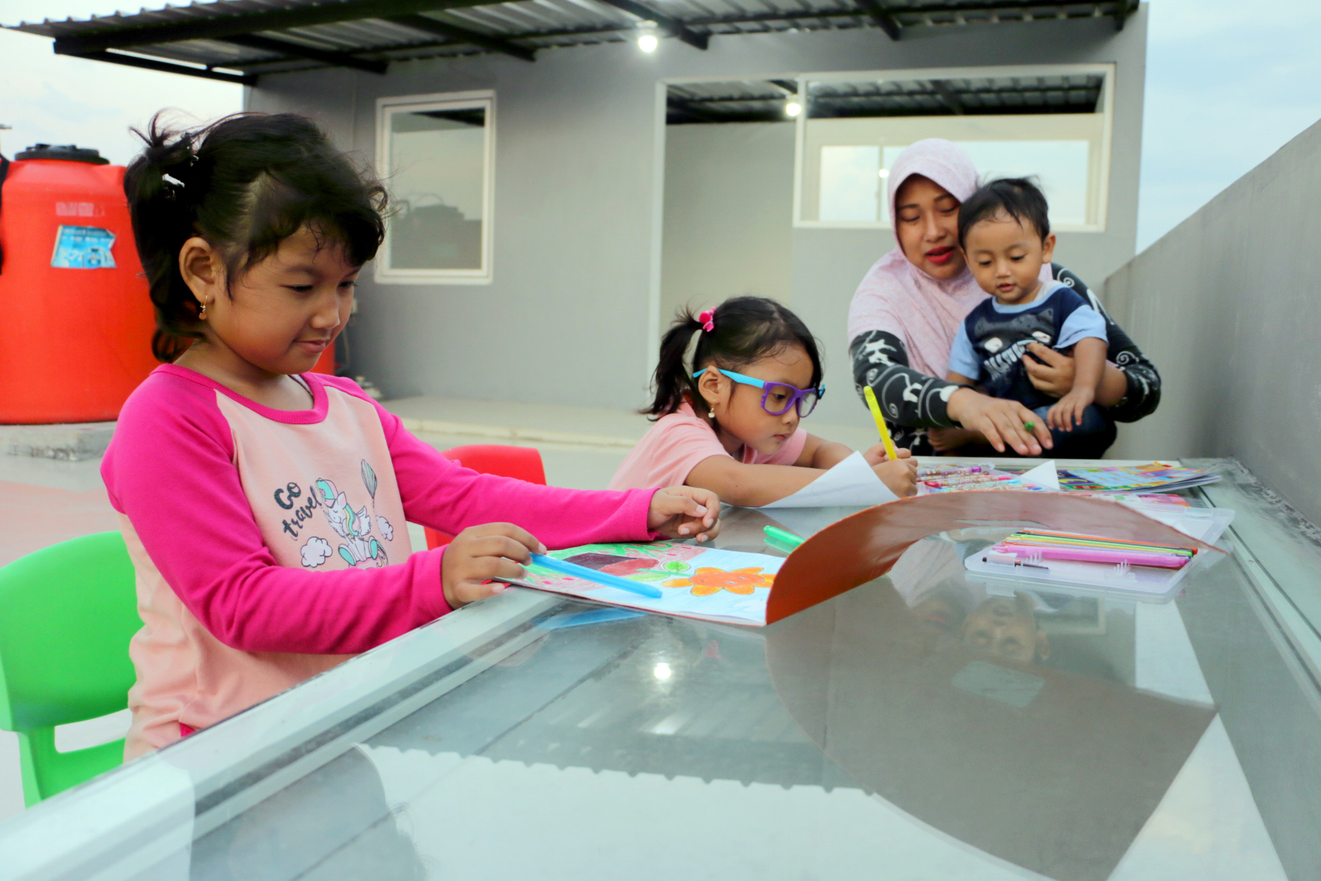 mom-and-kids-mengajarkan-anak-menggambar_20211128_101456.jpg