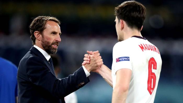 momen-gareth-southgate-dan-harry-maguire-berjabat-tangan-saat-membela-inggris.jpg