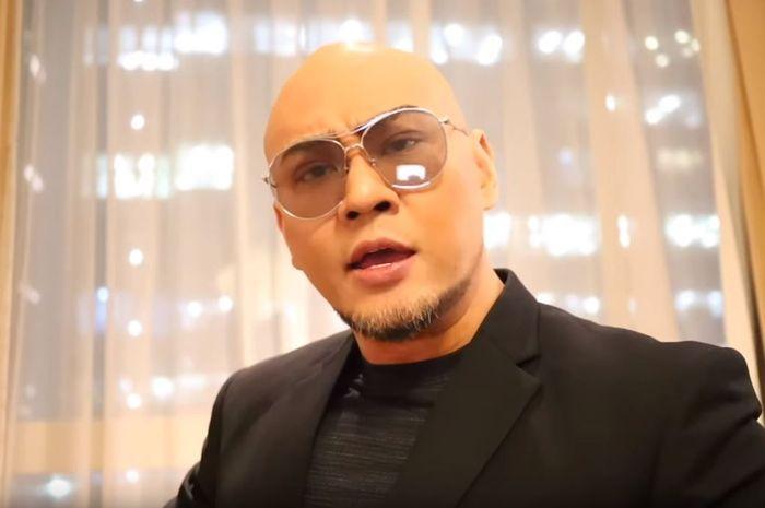 momen-haru-deddy-corbuzier-saat-kedatangan-tamu-spesial-di-hitam-putih.jpg