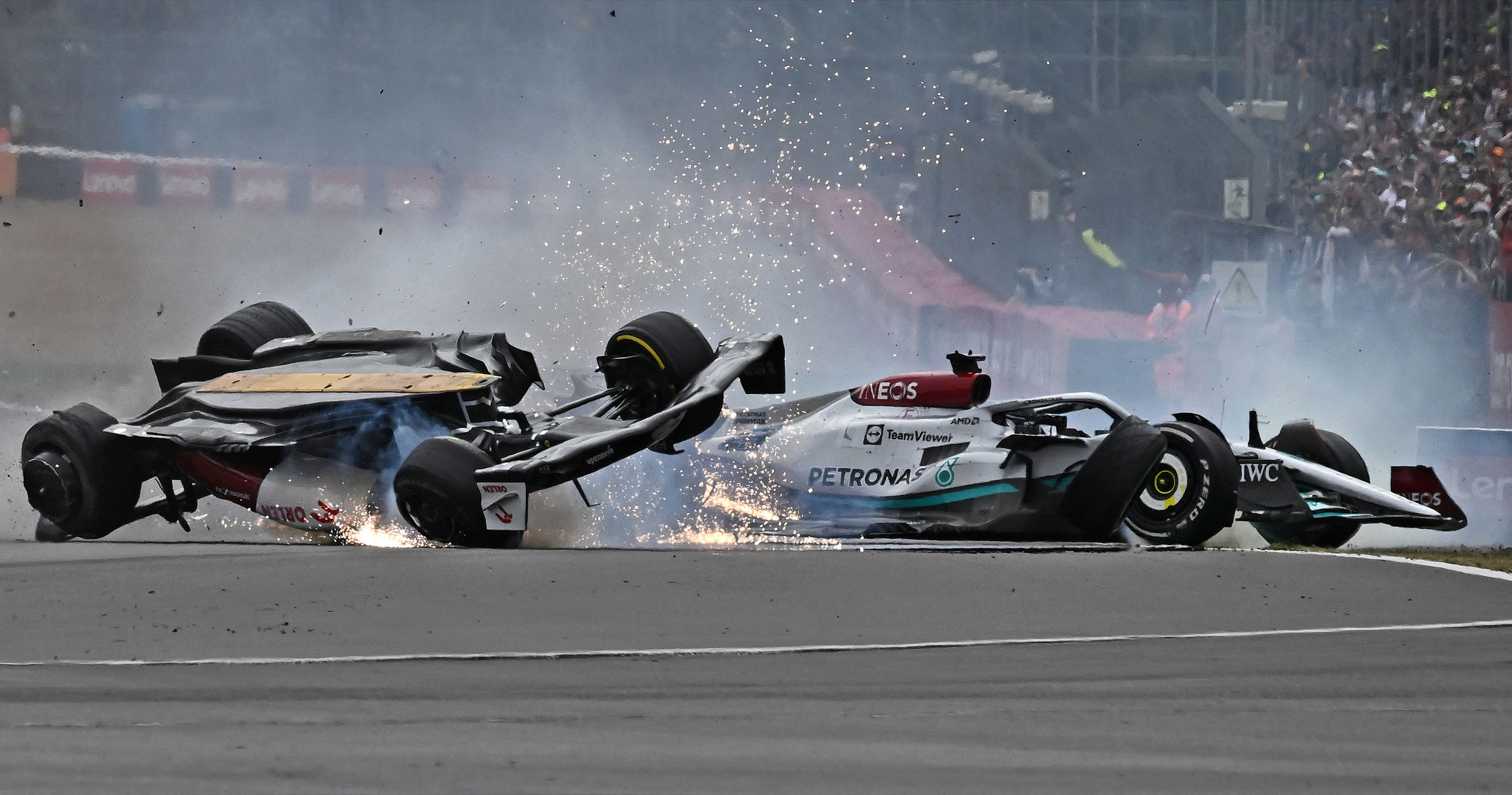 momen-kecelakaan-mengerikan-zhou-guanyu-di-f1-gp-inggris_20220704_082544.jpg