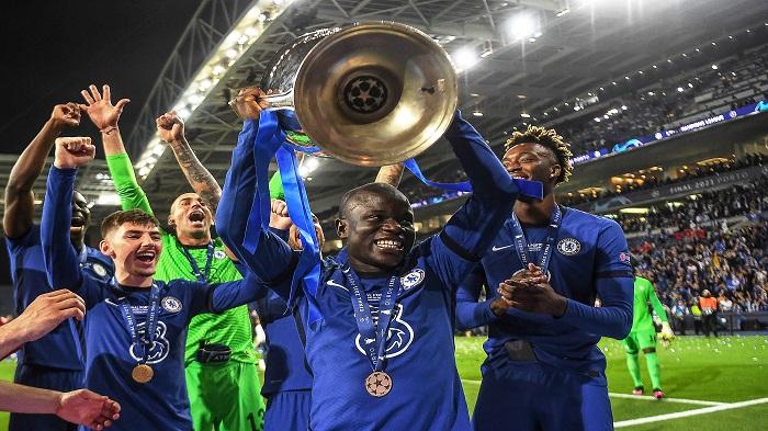 momen-kegembiraan-ngolo-kante-mengangkat-trofi-liga-champions.jpg