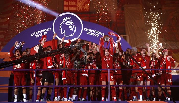 momen-liverpool-angkat-trofi-liga-inggris.jpg