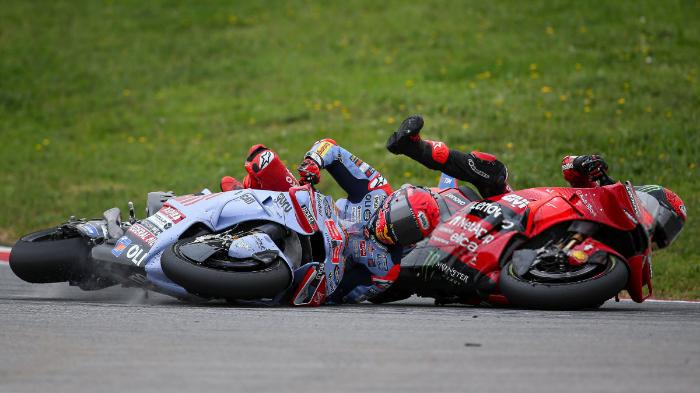 Momen Marc Marquez (kiri bawah) dan Francesco 'Pecco' Bagnaia terjatuh saat balapan MotoGP Portugal 2024 di Sirkuit Portimao, Minggu (24/3/2024) malam WIB. Marc Marquez salahkan Pecco Bagnaia.