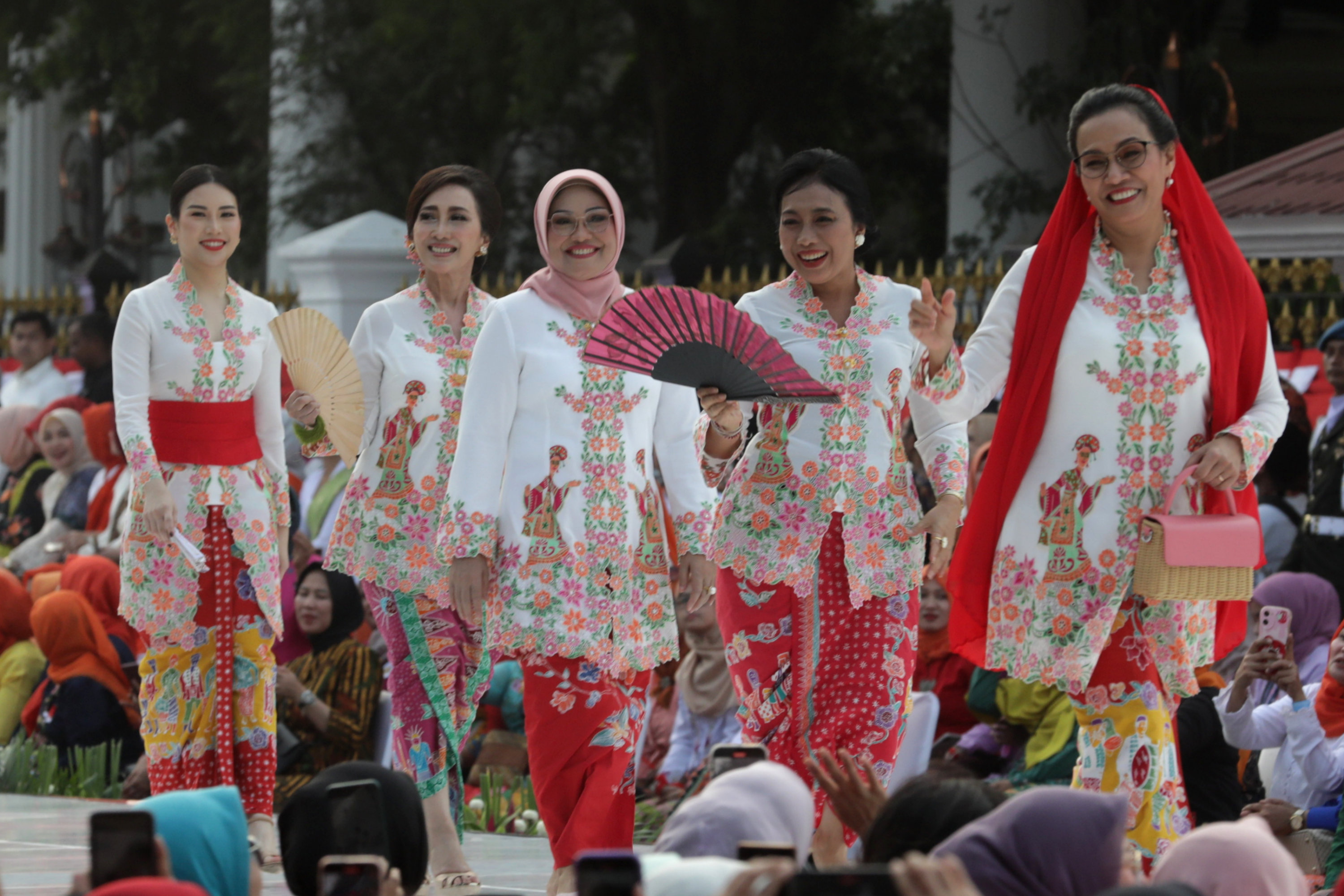 momen-menteri-dan-istri-pejabat-negara-catwalk-di-istana-berkebaya_20230806_210249.jpg
