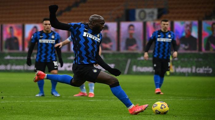 momen-romelu-lukaku-cetak-gol-penalti-lawan-lazio.jpg