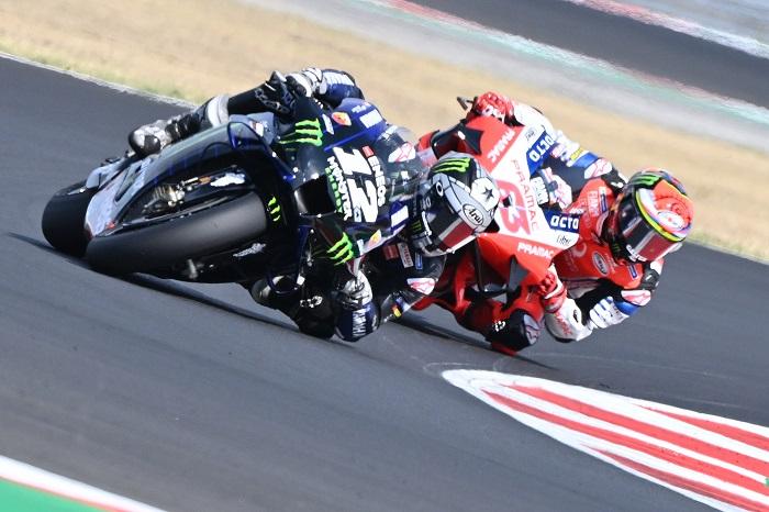 monster-energy-pembalap-spanyol-maverick-vinales-kiri-dan-pembalap-italia-francesco-bagnaia.jpg