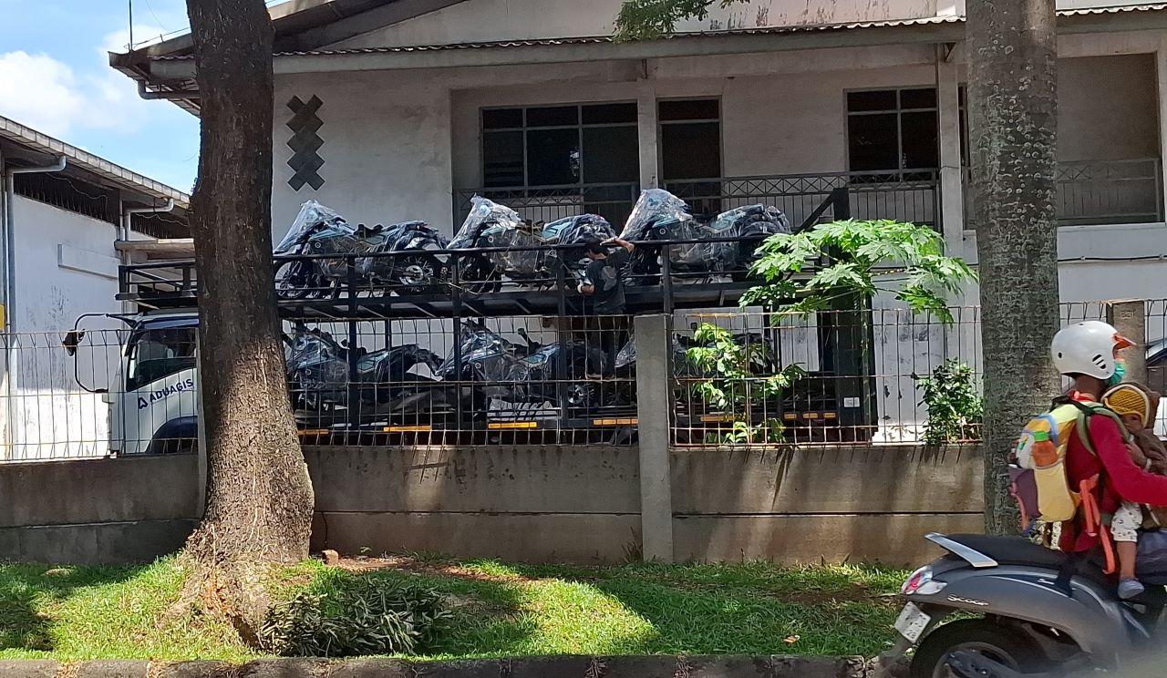 motor-listrik-trail-berlogo-BGN-di-gudang-PT-Adlas-Sarana-Elektrik-Sentul-Bogor.jpg