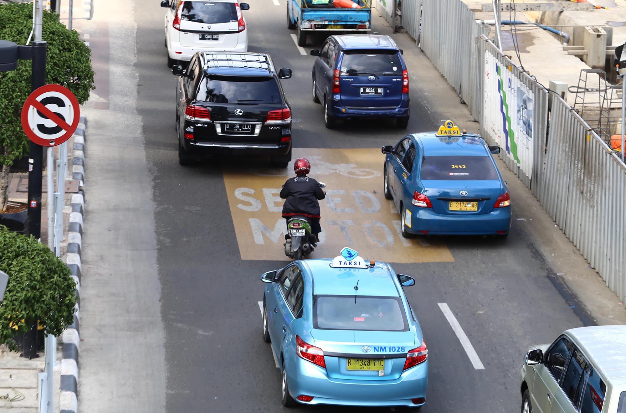 motor-masih-lewati-jalan-thamrin_20141218_163928.jpg