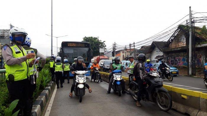 motor-nekat-masuk-jalur-transjakarta-jalan-otista-raya.jpg