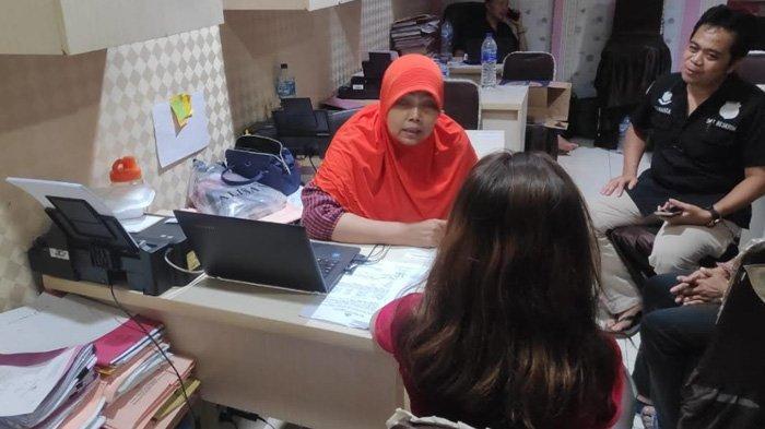 mr-menghadap-belakang-saat-memberikan-kete.jpg