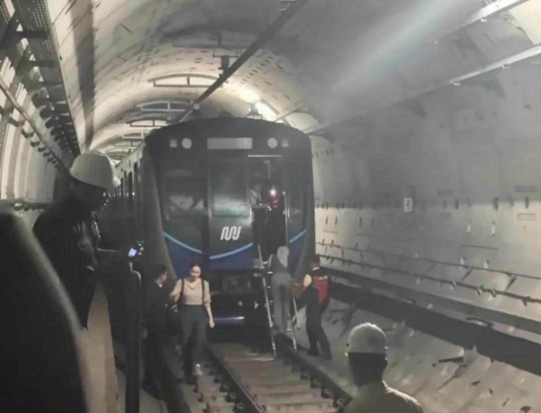 mrt-terowongan-evakuasi-penumpang.jpg
