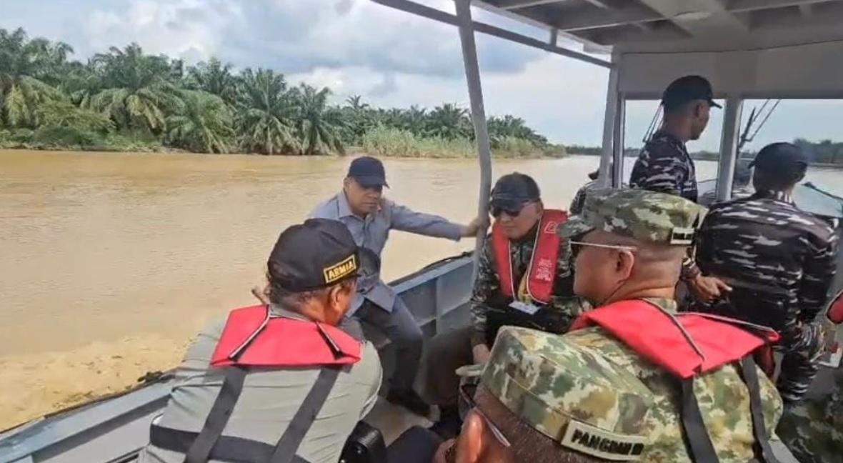 Menhan Sjafrie Sjamsoeddin Naik Perahu Karet Susuri Sungai Tamiang