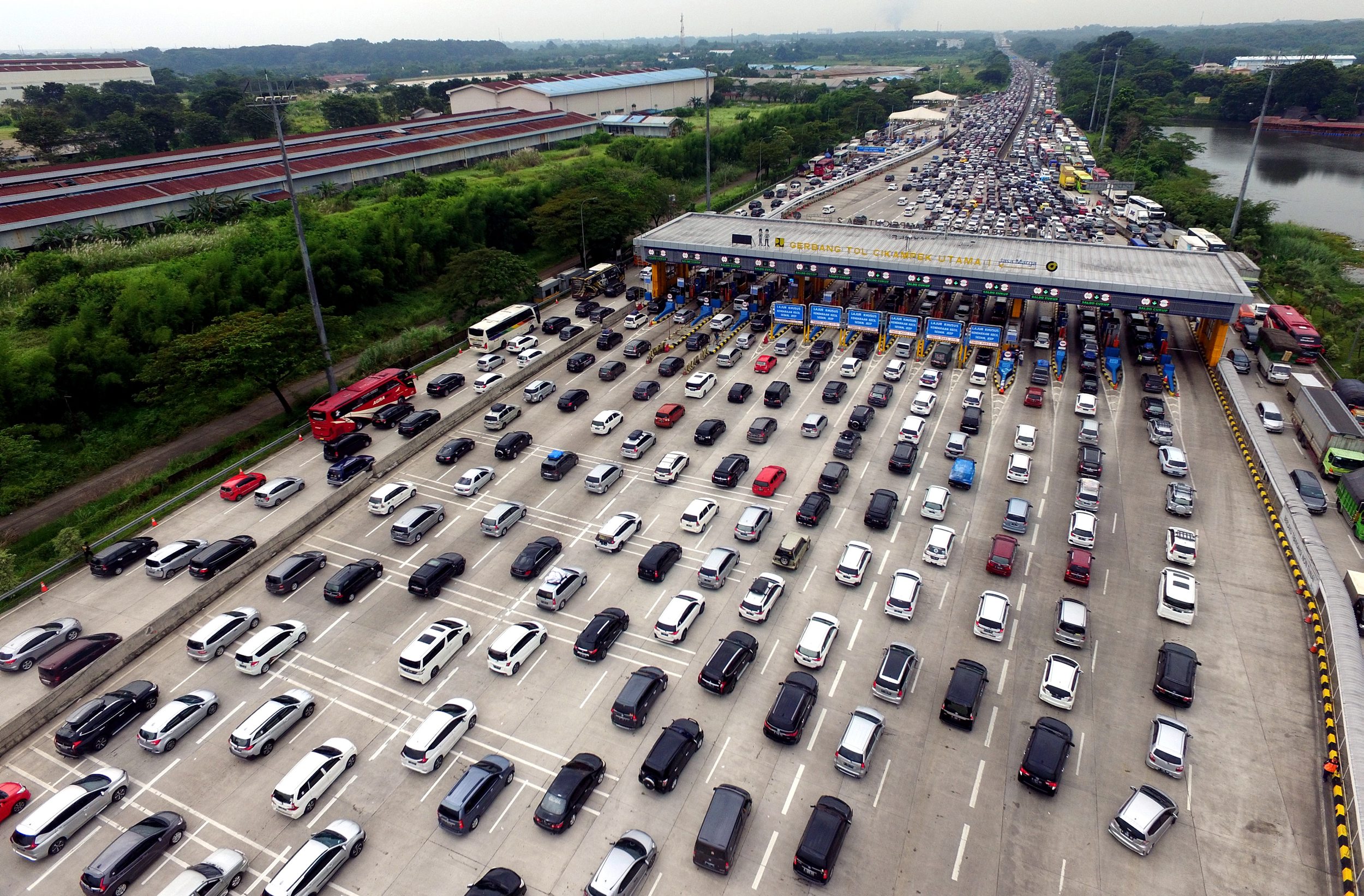 mudik-lebaran-2022-macet-tol-jakarta-cikampek-hingga-cikopo-pal_20220428_130901.jpg