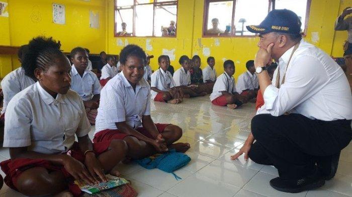 Tinjau Langsung Sekolah di Papua, Mendikbud: Banyak Pelajar Tak Pakai Sepatu dan Terlihat Kumuh