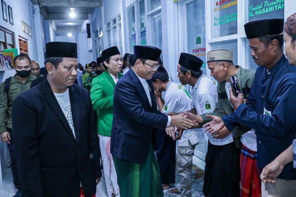muhamad-mardiono-melanjutkan-safari-politiknya-ke-pondok-pesantren-al-hasaniyah.jpg
