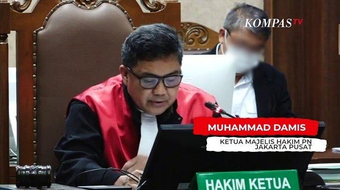 muhammad-damis-tim-majelis-hakim-dalam-sidang-putusan-kasus-juliari-batubara.jpg