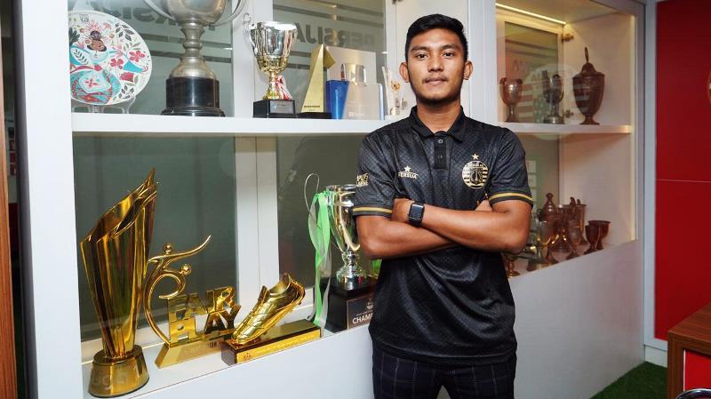muhammad-rafli-mursalim-saat-diperkenalkan-menjadi-pemain-baru-di-kantor-persija.jpg