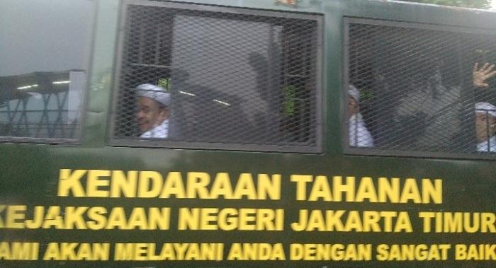 muhammad-rizieq-shihab-beserta-beberapa-terdakwa-meninggalkan-pengadilan.jpg