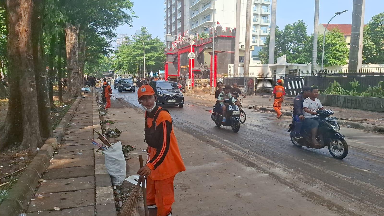 UPDATE: Situasi di Mako Brimob Kwitang Berangsur Kondusif, Jalan Dibuka, Petugas Kebersihan Bekerja