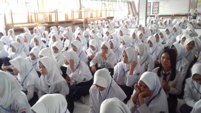 murid-baru-duduk-di-lantai_20160718_213007.jpg