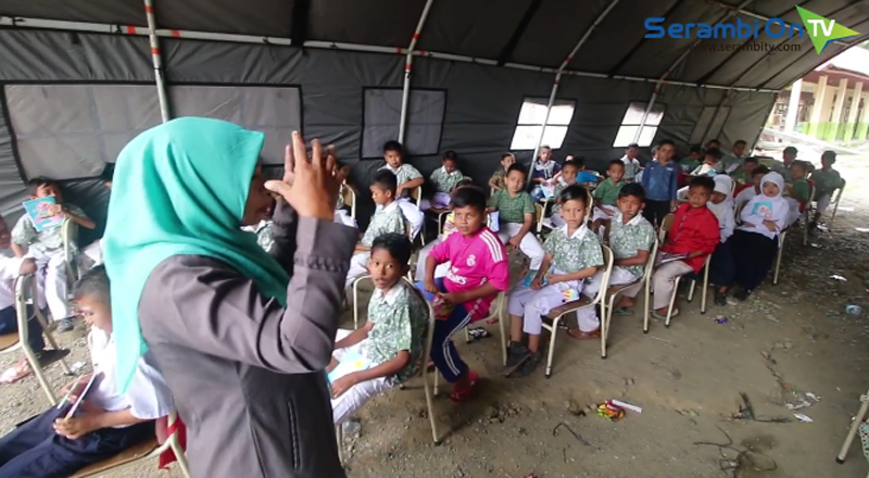murid-min-paru-belajar-di-tenda-darurat_20161215_134801.jpg