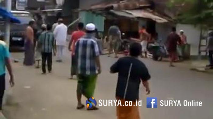 mutiullah-35-saat-membacok-korbannya-di-desa-ketawang-larangan-carok_20161224_060042.jpg