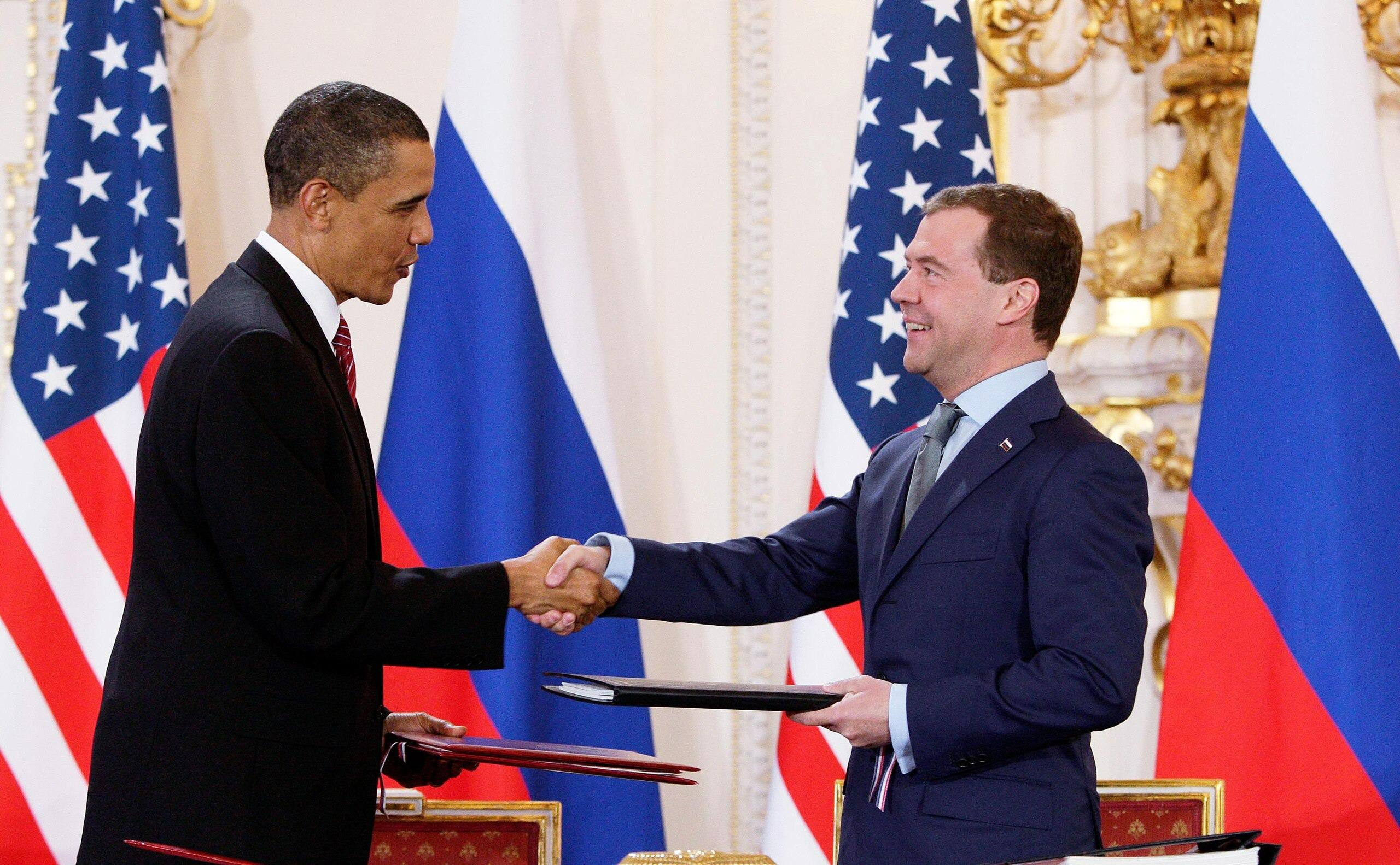 PERJANJIAN NUKLIR - Foto yang dirilis Kremlin.ru menampilkan Barack Obama dan Dmitry Medvedev setelah menandatangani perjanjian 